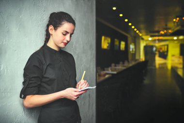 iş yerinde restoran yöneticisi kadına .