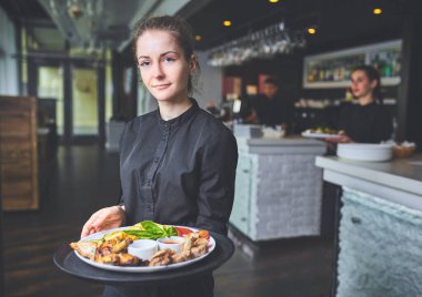 Garsonlar et yemeği bir düğünde ile tabak taşıma.