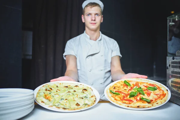 Şef Baker Aşçı Pizza Lokanta Mutfağı Kürek Ile Fırın Içine — Stok fotoğraf
