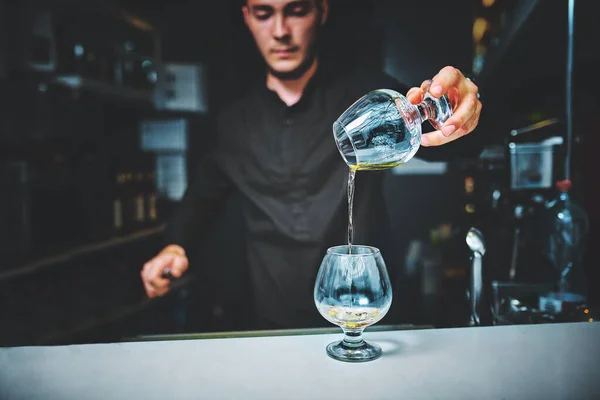 男服务员在工作 准备鸡尾酒 关于服务和饮料的概念 — 图库照片