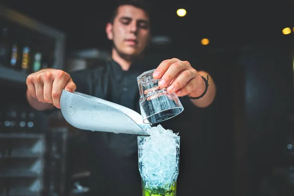 酒吧招待员在工作中 编写关于服务和饮料 Cocktails Concept — 图库照片
