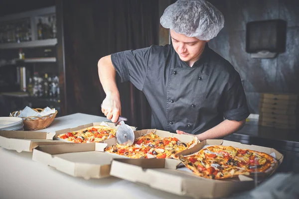 Närbild Hand Kock Bagare Vit Uniform Skära Pizza Köket — Stockfoto