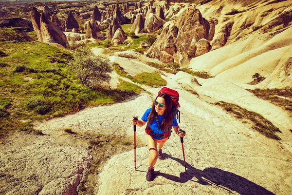 Pěší Turistika Lidé Cestují Batohy Venkovním Prostoru — Stock fotografie