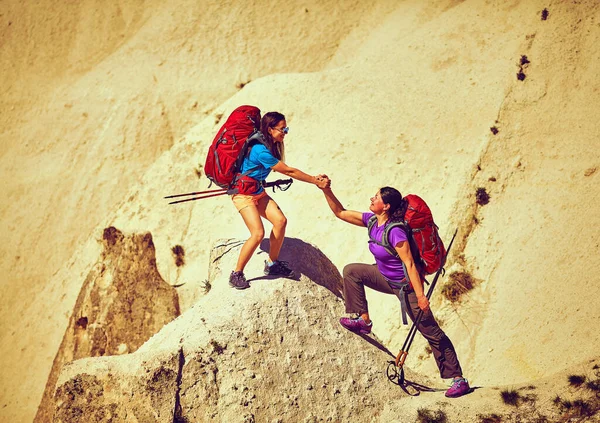 ハイキングにお互いを助ける — ストック写真