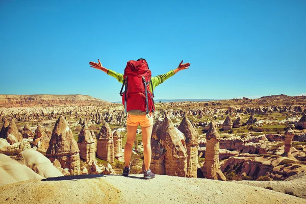 Turystyka Piesza Ludzie Podróżują Plecakami Wolnym Powietrzu — Zdjęcie stockowe