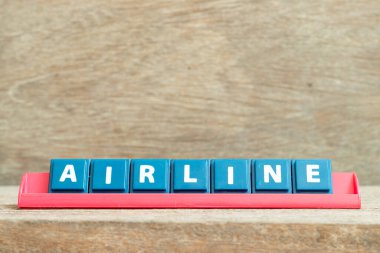 Tahta arka planda kırmızı rafta kelime havayolu ile karo alfabesi harfi