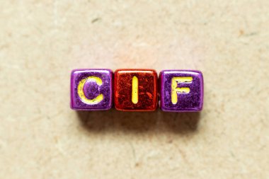 Tahta zemin üzerinde CIF (Maliyet, sigorta ve nakliye kısaltması) kelimesindeki metalik renk harf bloğu