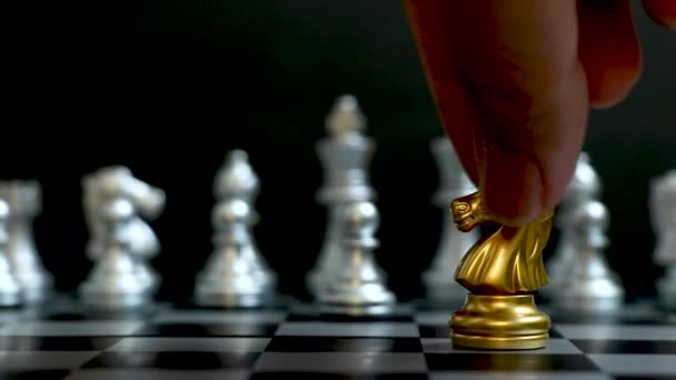 Χρυσό Κομμάτι Σκάκι Άλογο Χτυπήσει Και Κερδίσει Πάνω Από Ασημένια — Αρχείο Βίντεο