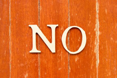 Eski kırmızı tahta arka planda harf olarak hayır.