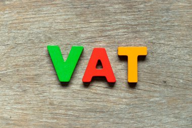 Tahta zemin üzerinde KDV (katma değer vergisinin kısaltması) renk alfabesi harfi