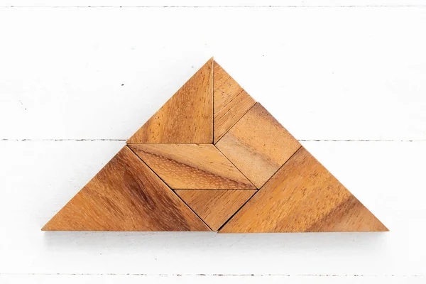 Rompecabezas Tangram Madera Forma Triángulo Sobre Fondo Madera Blanca — Foto de Stock