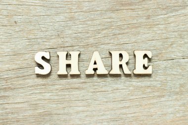 Alfabe Word'de paylaşmak ahşap arka plan üzerinde