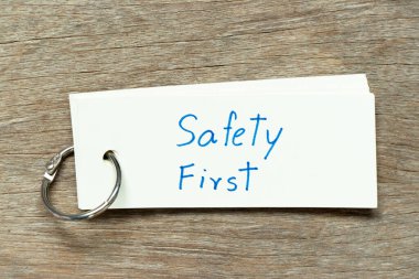 Tahta arka planda önce el yazısı güvenlikli flaş kart