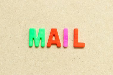 Tahta arkaplanda kelime postası olan renk alfabesi harfi