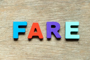 Ahşap arkaplanda kelime farkıyla renk alfabesi harfi