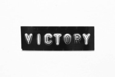 Beyaz kağıt arka planında kelime zaferiyle kabartmalı siyah renkli pankart