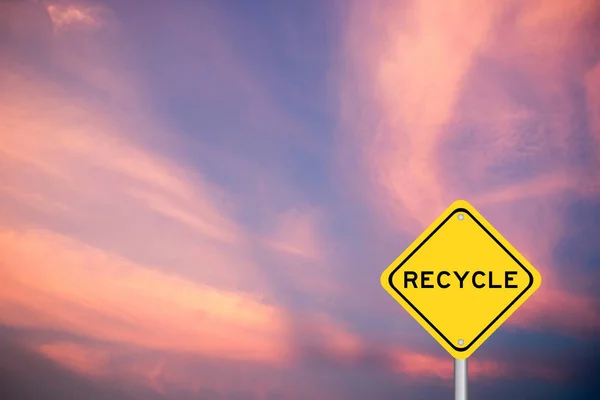 Sinal Transporte Cor Amarela Com Reciclar Palavra Fundo Céu Violeta — Fotografia de Stock