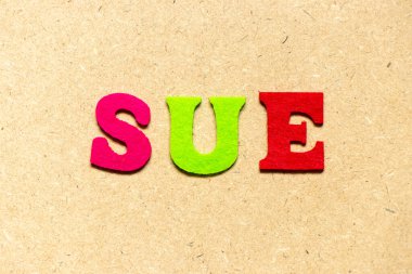 Renkli kumaş alfabe harfi. Ahşap arkaplanda dava aç.