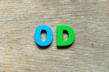 Tahta zemin üzerinde sözcüğün kısaltması OD ile renk alfabesi harfi (overdraft)