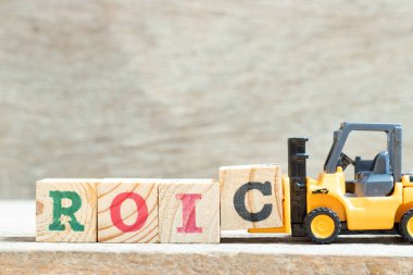 Oyuncak forklift harf blok c tamamlamak için ROIC (Yatırılmış sermaye üzerinde Dönüş) ahşap arka plan üzerinde