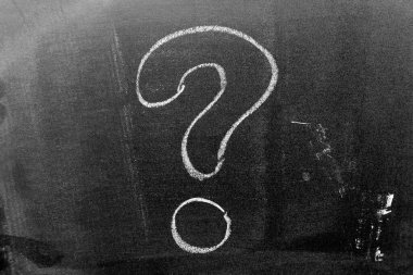 Tahta veya karatahta arkaplan üzerinde soru işareti şeklinde beyaz tebeşirli el çizimi