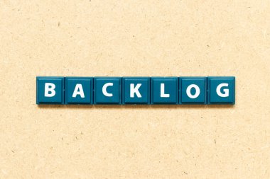 Tahta zemin üzerinde sözcük birikintisiyle alfabe harfini döşe