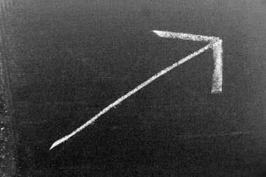 Siyah tahta zemin üzerinde beyaz tebeşirli el çizimi şekli (hisse senedi veya fiyat artışı kavramı, iş ve ekonomi eğilimi)