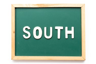 Alfabe harfleri beyaz arkaplanda karatahtayla yazılıdır.