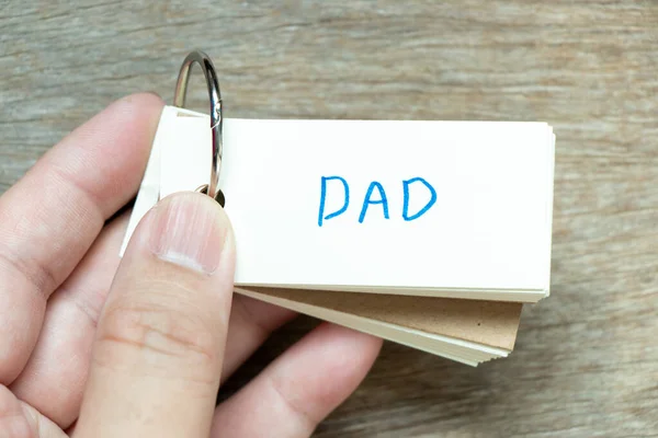 Man Hold Flash Card Handwriting Word Dad Wood Background — Fotografie, imagine de stoc