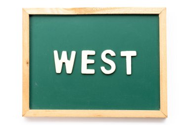 Alfabe harfleri beyaz arkaplanda batı tahtasıyla yazılıyor.