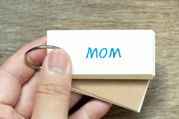 Mężczyzna Trzymać Kartę Flash Pisma Ręcznego Słowa Mama Tle Drewna — Zdjęcie stockowe