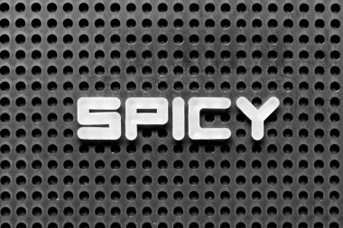 Beyaz alfabe harfleri siyah tahta arka planda baharatlı.