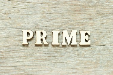 Ahşap arkaplanda asal harfle alfabe harfi