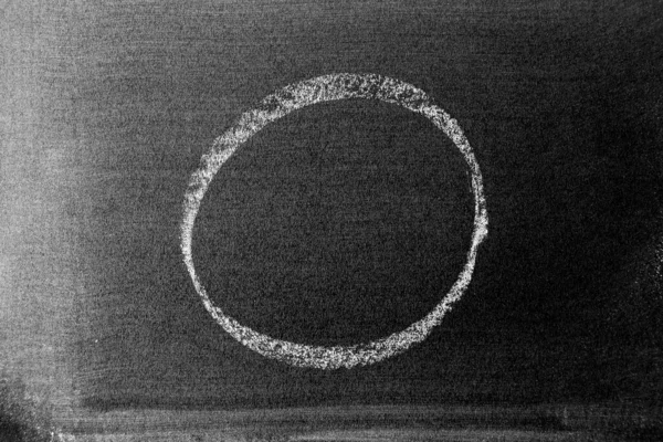 Λευκό Σχέδιο Χέρι Κιμωλία Σχήμα Κύκλου Στον Πίνακα Chalkboard Φόντο — Φωτογραφία Αρχείου