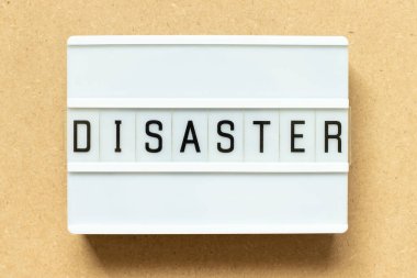 Ahşap arka planda kelime felaketi ile ışıkkutusu