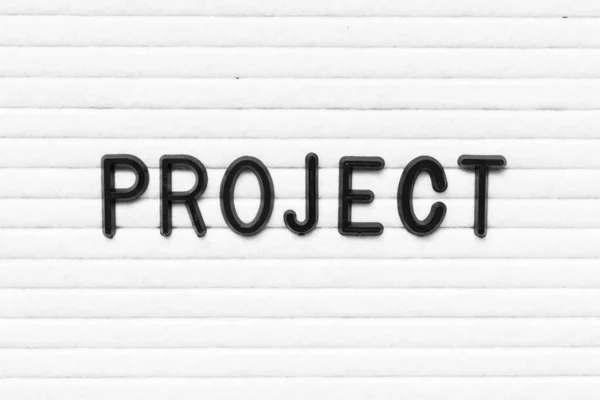 白いフェルト板の背景の単語プロジェクトの黒い手紙 — ストック写真