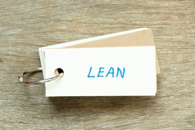 Tahta arka planda el yazısı olan flaş kart