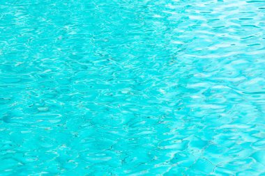 Mavi döşemeli yüzme havuzunda dalgalı su