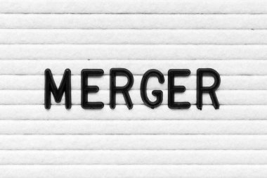 Beyaz keçeli tahta arka planında siyah alfabe harfi birleşmesi