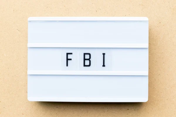 Белый Лайтбокс Словом Fbi Аббревиатура Федерального Бюро Расследований Деревянном Фоне — стоковое фото