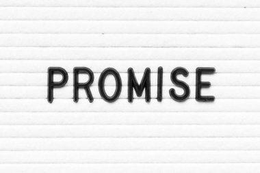 Beyaz keçeli tahta üzerine söz veren siyah harf