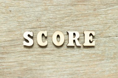 Tahta zemin üzerinde kelime skoru olarak alfabe harfi