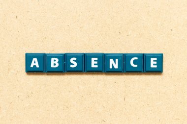 Ahşap arka planda kelime yokluğunda harf döşemesi