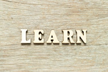 Kelimesi kelimesine alfabe harfi ahşap arkaplan öğrenin