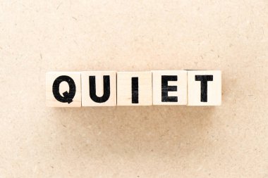 Tahta zemin üzerinde sessizce harf bloğu