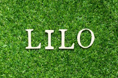 Yeşil çimen arka planında LIFO (sonuncuların kısaltması) kelimesindeki alfabe harfi