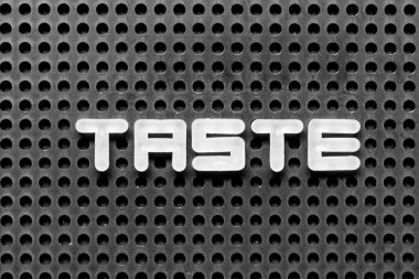 Siyah tahta arka planda beyaz alfabe harfi ile kelime tadı