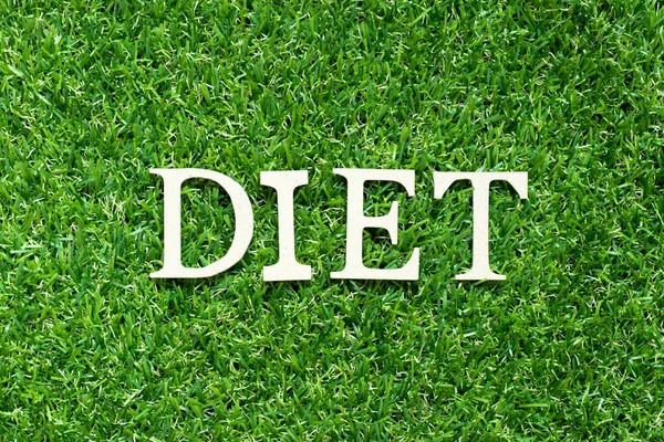 緑の草の背景の単語の食事療法のアルファベット文字 — ストック写真