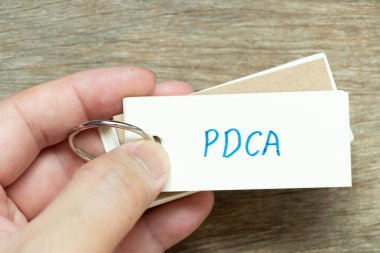 Harici kartı PDCA (Planın kısaltması ahşap arkaplan üzerindeki kontrol eylemi) ile birlikte tut