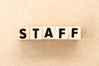 Tahta zemin üzerinde sözcük kadrosuyla harf bloğu